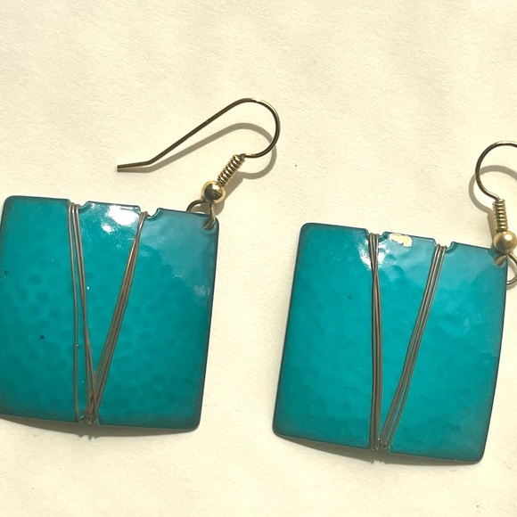1980s vintage turquoise square dangling earrings with gold wire accents - Picture 6 of 15